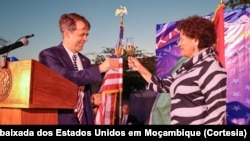 Peter Vrooman, embaixador dos EUA em Moçambique, e Lídia Cardoso, ministra das Pescas de Moçambique, Maputo, 27 junho 2024