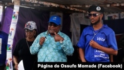 Ossufo Momade (centro), presidente da Renamo, em comício, Moçambique, 30 seetembro 2023