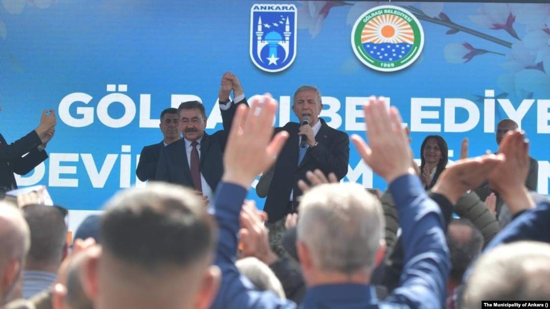 CHP'nin kazandığı Gölbaşı ilçesinde devir teslim töreni.
