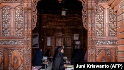 Para pelajar di pesantren khusus untuk anak-anak tuli di Sleman, Yogyakarta, 22 Juni 2022. (Foto: Juni Kriswanto/AFP).