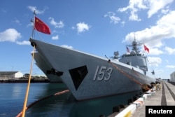 中國解放軍海軍驅逐艦西安號停靠美國珍珠港希卡姆聯合基地，準備參加在夏威夷舉行的環太平洋軍演。 （2016年7月8日）