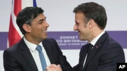 Presiden Prancis Emmanuel Macron (kanan), dan tamunya, Perdana Menteri Inggris Rishi Sunak berjabat tangan saat konferensi pers bersama di Istana Elysee di Paris hari Jumat 10 Maret 2023.
