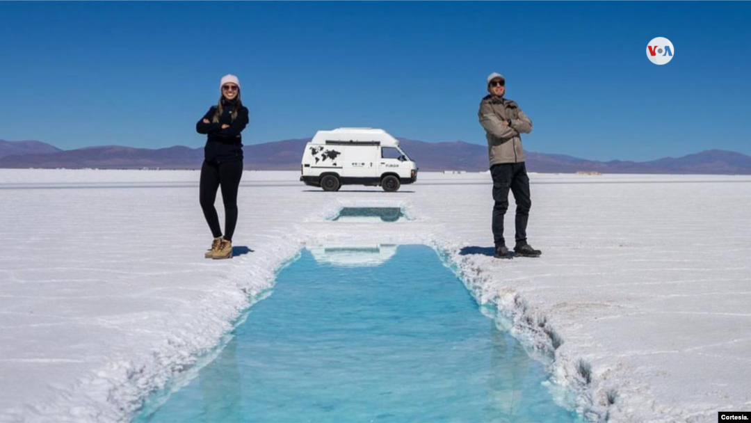 La pareja comparte la experiencia de sus viajes a través de una cuenta en Instagram llamada @minimalfurgo.