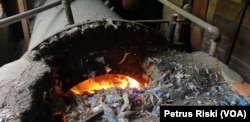 The process of burning plastic waste in a tofu factory furnace in Tropodo, Sidoarjo, February 6, 2023. (Photo: Petrus Riski/VOA)