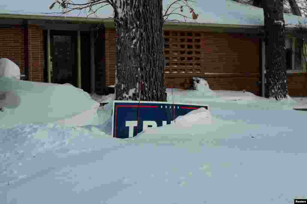 La nieve acumulada a los lados de las carreteras en Des Moines, centro del frenesí de los caucus de Iowa, hizo que los carteles políticos en los patios fueran prácticamente inútiles.