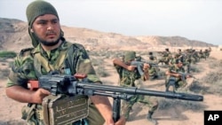 Vojnik specijalnih snaga Iranske revolucionarne garde gađa mitraljez tokom ratnih igara u Iranu.