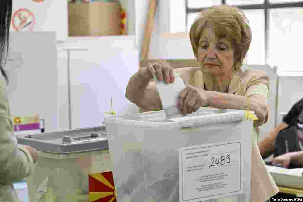 Македонските граѓани излегоа на гласање, на располагање имаат две гласачки кутии: За претседател и за пратеници во Македонското собрание.