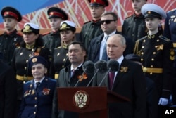 Presiden Rusia Vladimir Putin menyampaikan pidatonya pada parade militer Hari Kemenangan yang menandai peringatan 78 tahun berakhirnya Perang Dunia II di Lapangan Merah di Moskow, Rusia, Selasa, 9 Mei 2023. (Foto: Kremlin via AP)