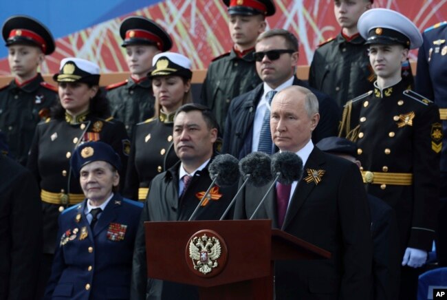 Presiden Rusia Vladimir Putin menyampaikan pidatonya pada parade militer Hari Kemenangan yang menandai peringatan 78 tahun berakhirnya Perang Dunia II di Lapangan Merah di Moskow, Rusia, Selasa, 9 Mei 2023. (Foto: Kremlin via AP)