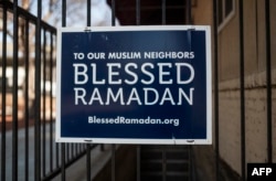 Sebuah tanda di luar Masjid Dar Al-Hijrah di Minneapolis, Minnesota sebelum adzan Dzuhur, di bulan Ramadan, 24 April 2020. (STEPHEN Maturen/AFP)