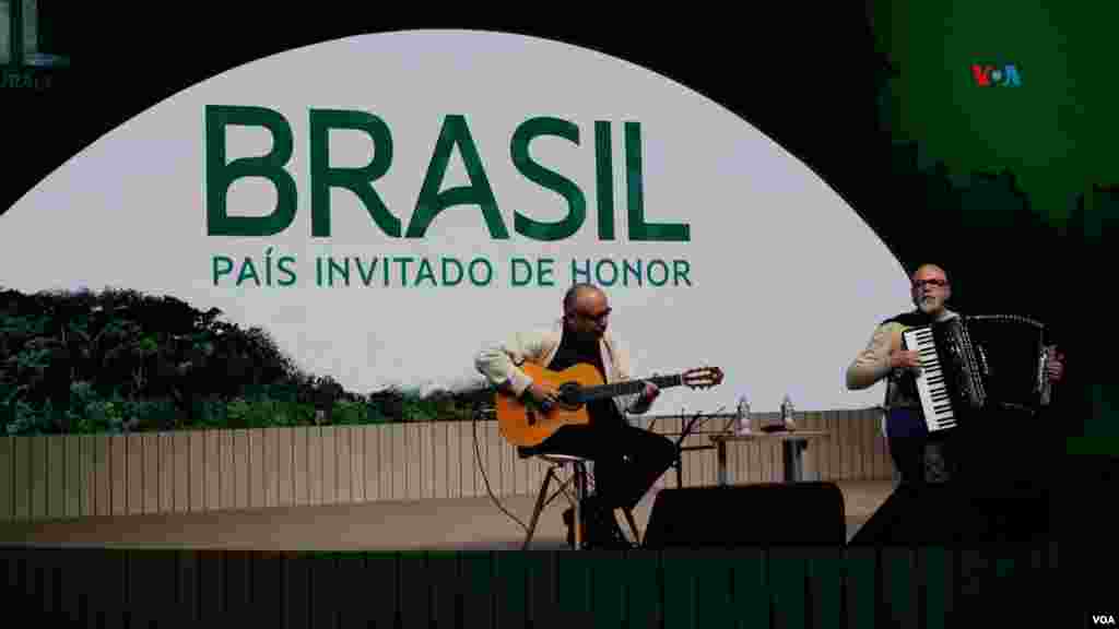 Brasil, es el país invitado de honor. De acuerdo a información oficial, el pabellón ofrecerá una inmersión en los biomas y la cultura brasileños explorando sus peculiaridades naturales, especialmente en la Amazonía.&nbsp;