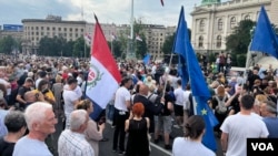 Građani nose zastave Evropske unije i staru zasatavu Srbije po Sretenjskom ustavu, tokom osmog protesta "Srbija protiv nasilja", ispred Doma Narodne skuoštine Republike Srbije, u Beogradu, 24. juna 2023. (Foto: VOA/Rade Ranković)