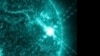 Dalam foto yang dirilis Observatorium Dinamika Surya NASA tampak suar matahari atau ledakan surya dalam bentuk cahaya terang di sebelah kanan, 14 Desember 2023. 