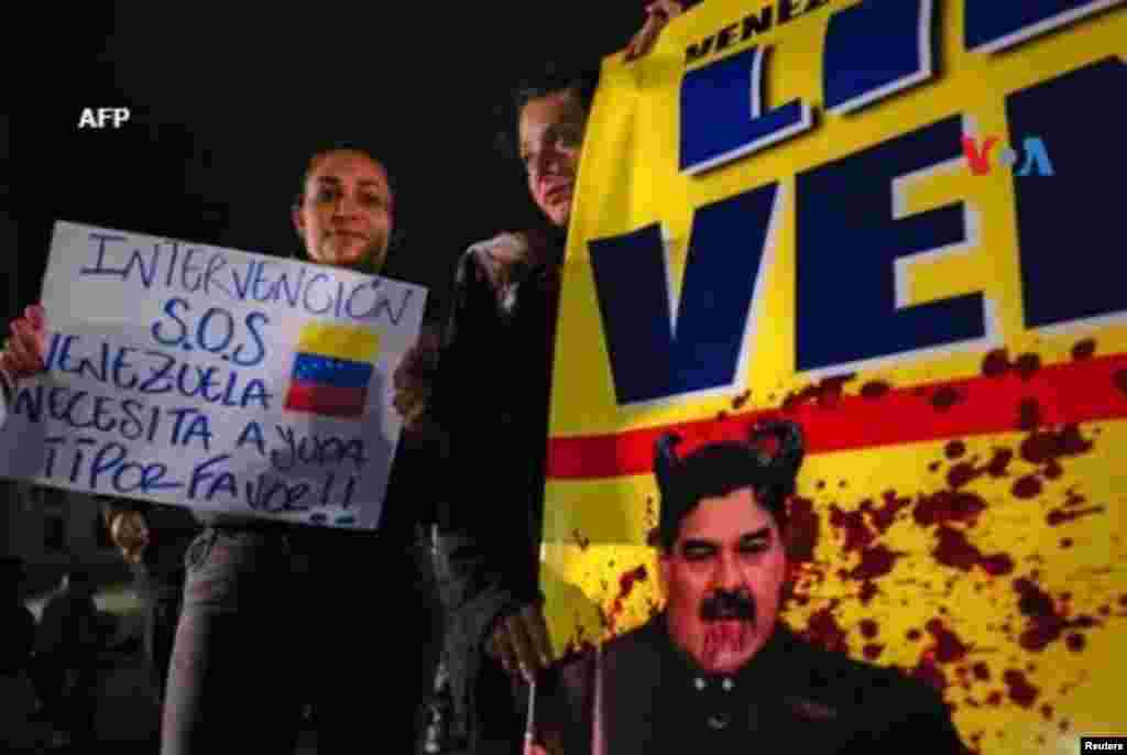 Manifestantes protestan contra la cuestionada victoria presidencial del presidente venezolano Nicolás Maduro.