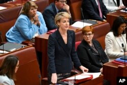 Wakil Pemimpin Oposisi Senat Australia, Michaelia Cash dalam debat di ruang Senat, Gedung Parlemen Australia, di Canberra, Senin, 19 Juni 2023. (Lukas Coch/AAP via AP)