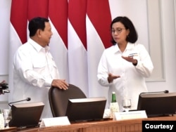 Presiden terpilih sekaligus Menteri Pertahanan Prabowo Subianto berbincang dengan Menkeu Sri Mulyani sebelum Ratas dimulai di Kantor Presiden, Jakarta, Senin (5/8) dimulai.(Biro setpres)