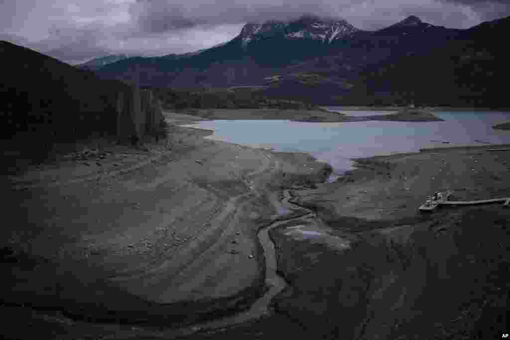 El lago Serre-Poncon, en Francia, muestra unos niveles bajos de agua que dejan zonas normalmente cubiertas, expuestas.&nbsp;