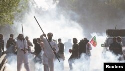 巴基斯坦前总理伊姆兰·汗的支持者在拉哈尔市与警察发生冲突。（2023年3月8日）