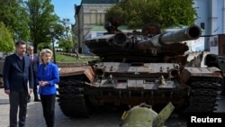 Урсула фон дер Ляєн біля виставленої на показ знищеної російської військової техніки у Києві 9 травня 2023 р.