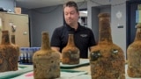 Arheolog Jason Boroughs govori o artefaktima pronađenim ispod rezidencije Georgea Washingtona u Mount Vernonu, 17. juni 2024.