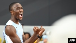Letsile Tebogo célèbre sa médaille d'argent dans la finale du 100m lors des Championnats du monde d'athlétisme, Budapest, le 20 août 2023.