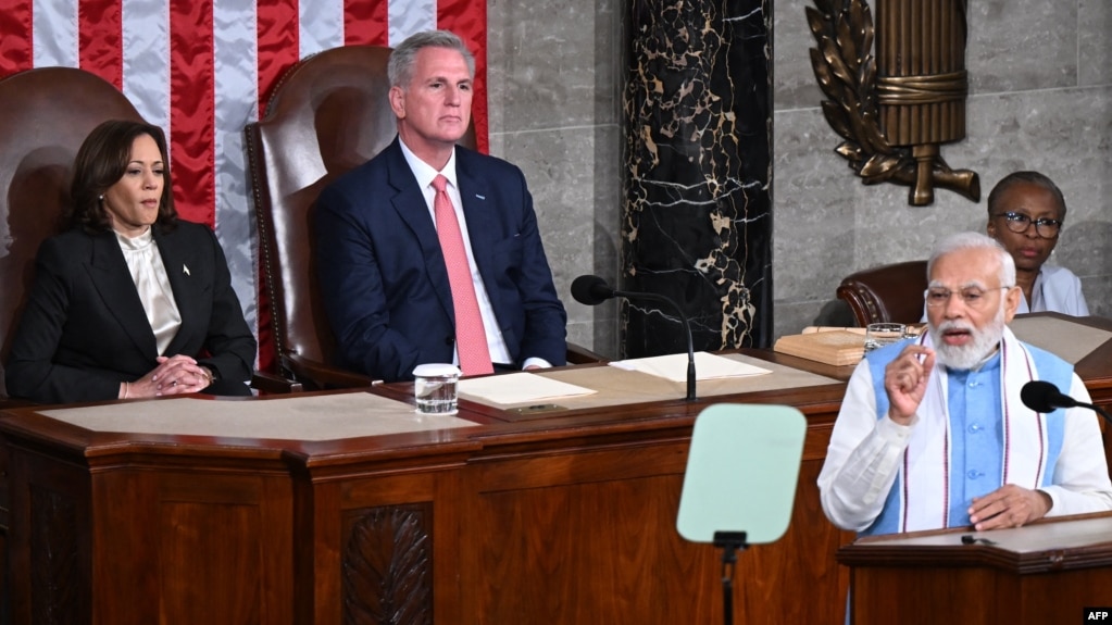 印度总理莫迪在美国国会发表演讲，他身后坐着美国副总统哈里斯（左）与国会众议院议长麦卡锡。（2023年6月22日）(photo:VOA)