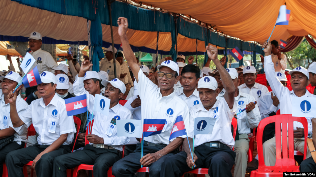 រូបឯកសារ៖ សកម្មជន និងអ្នកគាំទ្រកំពុងចូលរួមសមាជវិសាមញ្ញគណបក្សភ្លើងទៀន នៅថ្ងៃទី១១ ខែកុម្ភៈ ឆ្នាំ២០២៣ នៅខេត្តសៀមរាប។ (ទែន សុខស្រីនិត/វីអូអេ)