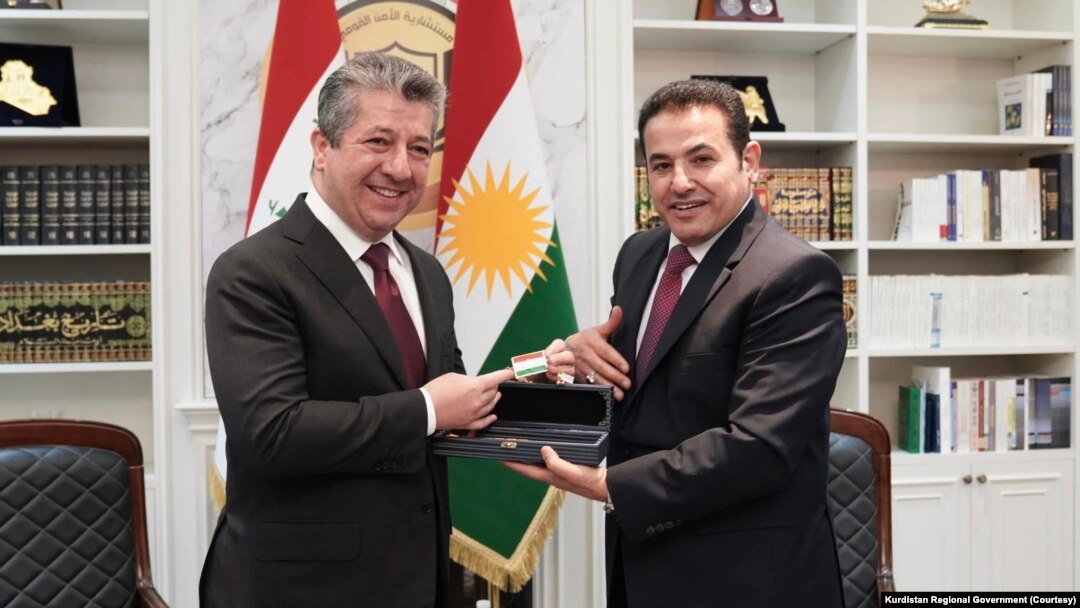 قاسم ئەعرەجی ڕاوێژكارى ئاسايشى نیشتمانيى عێراق ئاڵای کوردستانی بە دیاری دایە مەسرور بارزانی سەرۆکی حکومەتی هەرێمی کوردستان لە سەردانی بارزانی بۆ بەغدا ڕۆژی 30 پێنجی 2024.