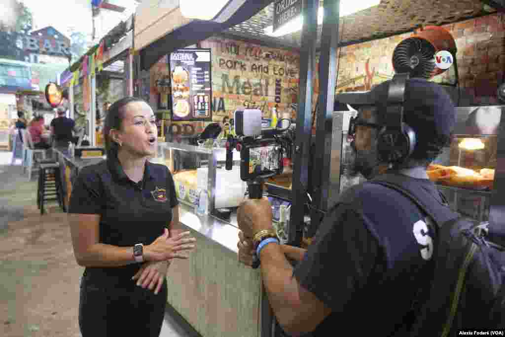 Andrea Solina exlica a la Voz de América las particularidades de su plato especial en Lechona La Colombiana, negocio ubicado en el Yellow Green Farmers Market, en Hollywood, Florida, el 10 de junio de 2023.&nbsp;