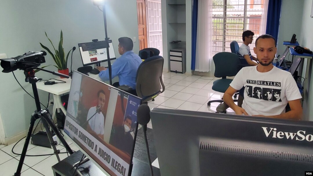 ARCHIVO - Parte del equipo de periodistas del medio Nicaragua Actual, creado por comunicadores nicaragüenses exiliados en Costa Rica, país donde residen otros de sus colegas que dejaron su país ante la persecución.