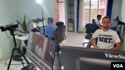 Periodistas del medio Nicaragua Actual, exiliados en Costa Rica, preparan una jornada noticiosa en una plataforma creada para informar a nicaragüenses dentro y fuera del país; también verifican contenidos maliciosos y falsos difundidos en su patria. [Foto: Tomás Guevara, VOA]