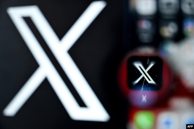 Logo layanan media sosial dan jejaring sosial daring X — dulunya Twitter — di layar telepon pintar di Frankfurt am Main, Jerman, 11 Maret 2024. (Foto: AFP)