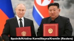 မြောက်ကိုရီးယားနိုင်ငံ ပြုံယမ်းမြို့တော်မှာ နှစ်နိုင်ငံ မဟာဗျူဟာမြောက်စာချုပ်လက်မှတ်ရေးထိုးပွဲအပြီးတွေ့ရတဲ့ ရုရှားသမ္မတ ဗလာဒီမီယာပူတင် (ဝဲ)နဲ့ မြောက်ကိုရီးယားခေါင်းဆောင် ကင်ဂျုံအွန်း (ယာ) ဇွန် ၁၉၊ ၂၀၂၄