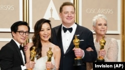 Từ trái qua phải: Quan Kế Huy, Dương Tử Quỳnh, Brendan Fraser, Jamie Lee Curtis đã giành bốn giải diễn xuất tại giải Oscar 2023