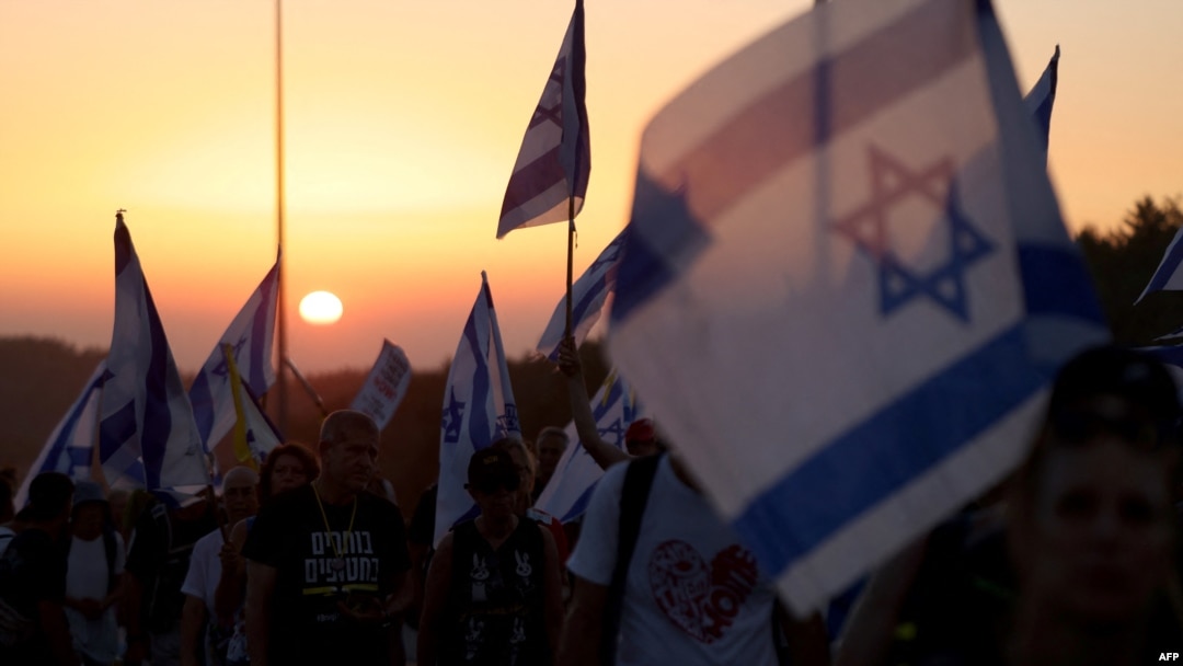 Porodice i pristalice izraelskih talaca koje Hamas drži od 7. oktobra marširaju prema Jerusalemu, u pokušaju da izvrše pritisak na njihovu vladu da pregovara o sporazumu o oslobađanju njihovih najmilijih, 11. jula 2024.