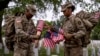 Miembros del Tercer Regimiento de Infantería de Estados Unidos, conocido como La Vieja Guardia, instalan banderas norteamericanas frente a las lápidas del Cementerio Nacional de Arlington, el pasado 25 de mayo de 2023.