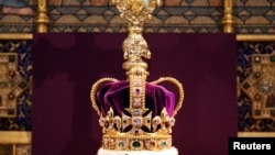 La corona de San Eduardo, que ha permanecido en la Torre de Londres durante 60 años, fue utilizada durante el acto de coronación de Carlos III de Inglaterra.