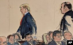 Dalam sketsa gambar di ruang sidang ini, Donald Trump, kiri, diikuti oleh penasihat hukumnya Boris Epshteyn saat berjalan keluar dari ruang sidang federal di New York, 26 Januari 2024.