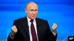 俄罗斯总统普京在莫斯科举行的年度新闻发布会上讲话。（2023年12月14日）