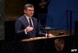 Menteri Luar Negeri Ukraina Dmytro Kuleba berbicara pada sesi khusus Majelis Umum tentang Ukraina, di markas besar PBB di New York, 22 Februari 2023. (Foto: AFP)