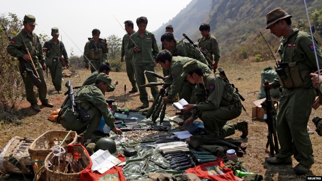 Tentara pemberontak Tentara Aliansi Demokratik Nasional Myanmar (MNDAA) memeriksa senjata dan amunisi di pangkalan militer di wilayah Kokang 10 Maret 2015. Mereka disebut telah mengeksekusi tiga personelnya pada Januari. (Foto: Reuters)