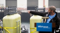 โธมัส เทรย์เนอร์ จาก UCLA อธิบายเทคนิคการแยกก๊าซคาร์บอนจากน้ำทะเล พร้อมกับการผลิตไฮโดรเจน (เอพี)