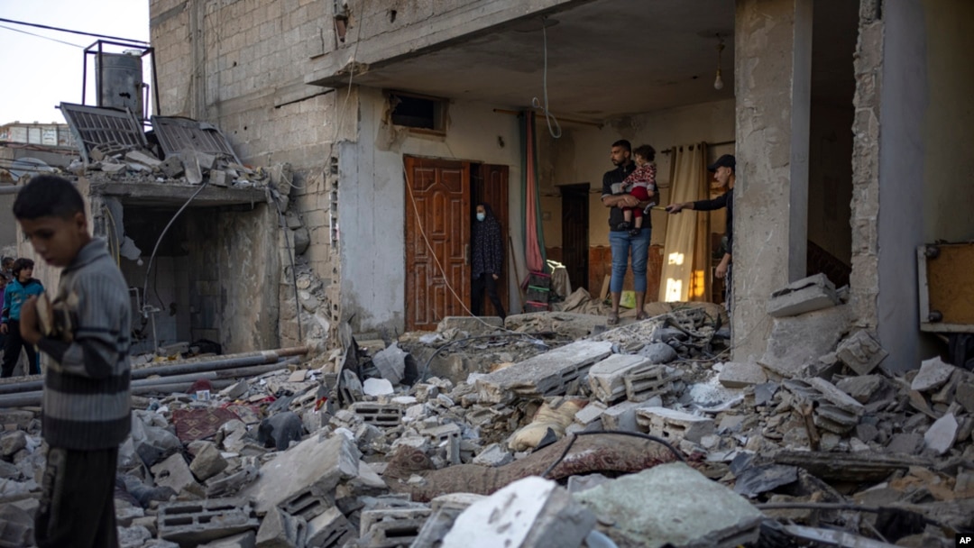 Palestinci posmatraju posledice razaranja, nakon izraelskog udara na Rafu, na jugu Pojasa Gaze, 29. decembar 2023.