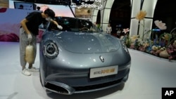 资料照片: 2023年4月18日上海车展上的欧拉电动汽车