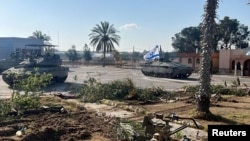 7일 가자지구 남부 라파 교차로에 이스라엘 군 탱크가 국기를 달고 작전을 수행하고 있다.