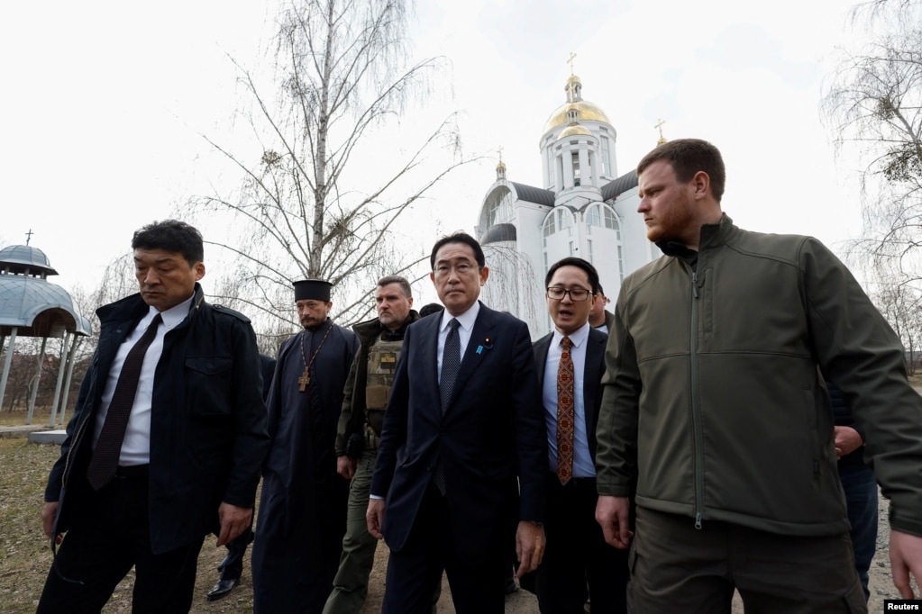 日本首相岸田文雄在乌克兰发生过大屠杀的布查镇视察。（2023年3月21日）(photo:VOA)