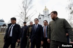 日本首相岸田文雄在乌克兰发生过大屠杀的布查镇视察。（2023年3月21日）