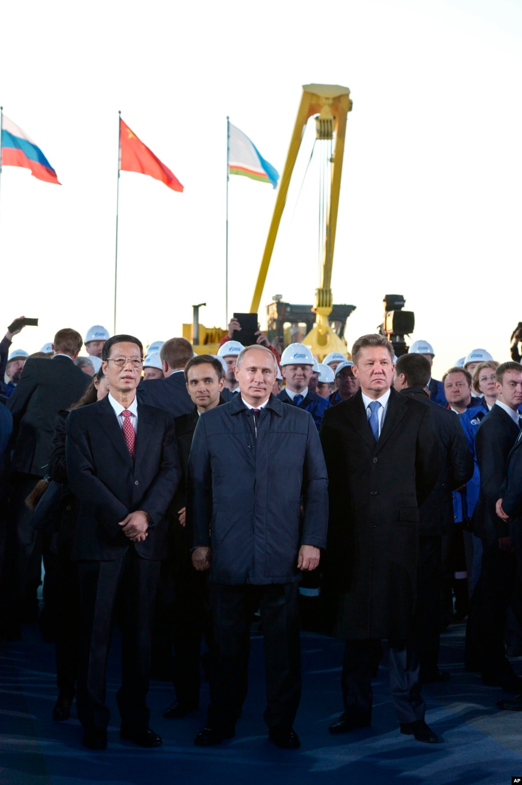 资料照：左起：时任中国副总理张高丽、俄罗斯总统普京和俄罗斯天然气工业股份公司首席执行官阿列克谢·米勒出席在雅库茨克地区举行的连接中俄的天然气管道“西伯利亚力量”开工仪式。（2014年9月1日）(photo:VOA)