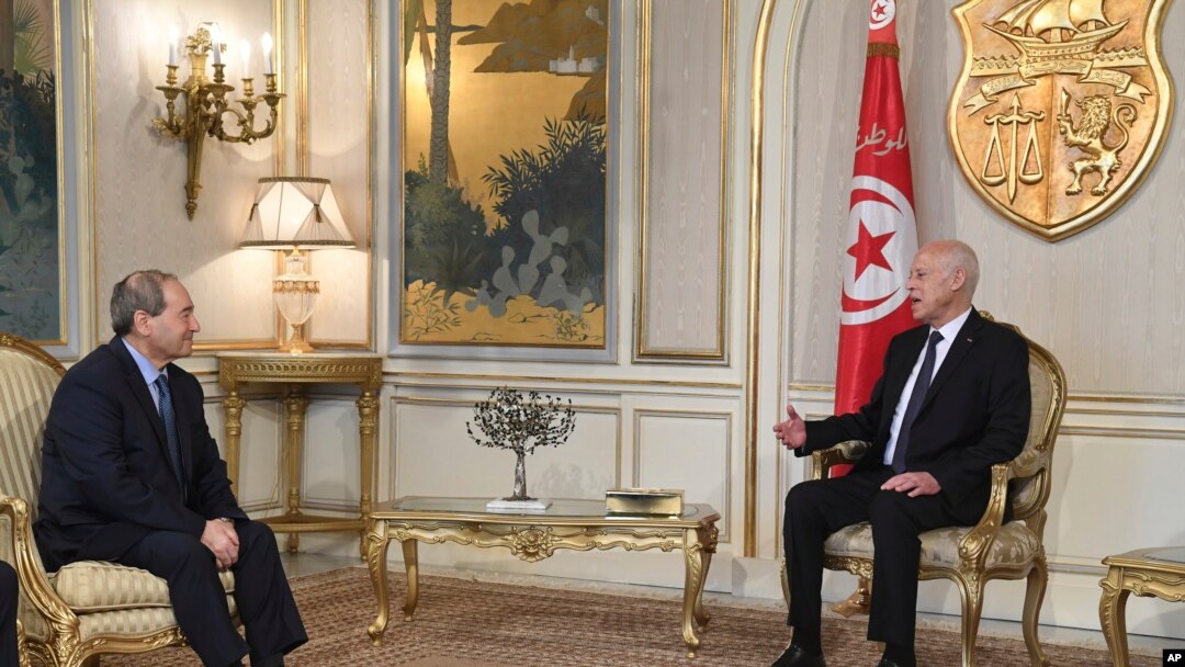 Presiden Tunisia Kais Saied (kanan), bertemu dengan Menteri Luar Negeri Suriah Faisal Mekdad di Carthage, dekat Tunis, Tunisia, Selasa, 18 April 2023. (Slim Abid/Kepresidenan Tunisia via AP)