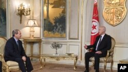 Presiden Tunisia Kais Saied (kanan), bertemu dengan Menteri Luar Negeri Suriah Faisal Mekdad di Carthage, dekat Tunis, Tunisia, Selasa, 18 April 2023. (Slim Abid/Kepresidenan Tunisia via AP)